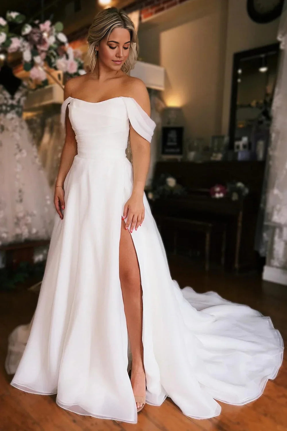 Elegante vestido de novia largo con hombros descubiertos y abertura
